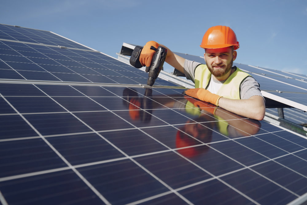 Instalação de painel solar no telhado: reduza sua conta em até 95% este mês